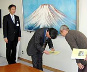 三原田新潟県五十嵐川改修事務所と国定市長に提案書を手渡す検討会IIメンバー(いちばん右)