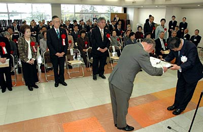 1日行われた平成18年度燕市功労者表彰式