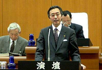 三条市の3月定例会初日の2日、施政方針演説を行う国定市長