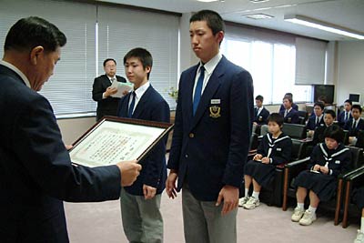 1日行われた燕大賞の表彰式