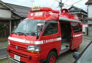 消防車の裏手に 石油ストーブが異常燃焼した住宅