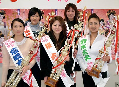 第66回分水おいらん道中のおいらん役に選ばれた5人がそろって記念撮影