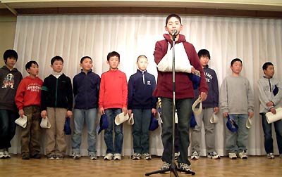 4日行われたスーパーキッズ卒団式の卒団生、感謝の言葉を述べる米田キャプテン