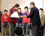 野島団長から卒団生に修了証