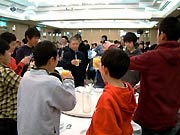 懇親会ではジュースで乾杯する卒団生