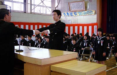 6日行われた三条市立大崎学校の卒業式