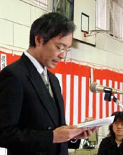 来賓祝辞を述べる国定市長
