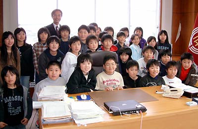 第1回全国小学生食育授業・料理コンテストのレシピ部門で最高賞受賞を国定三条市長に報告する長沢小5年生、市長室で記念撮影
