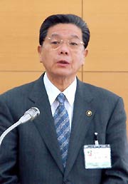 施政方針を読みあげる小林市長