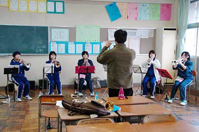 三条市吹奏楽団のメンバーが中学生に指導するメモリアル楽団の練習風景