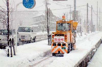 8日午前10時19分、三条市東新保地内の歩道を除雪する市保有のロータリー式の小型除雪車
