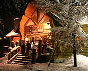 雪に覆われた会場のレストラン「マジック・ディッシュ」