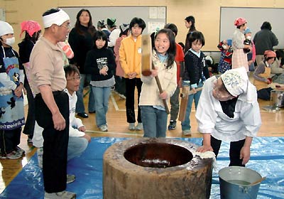 10日開かれた三条市立上林小学校の地域ふれあいもちつき交流会