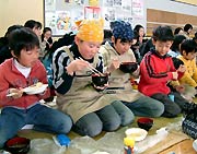 もちをみんなで「いただきま~す!」