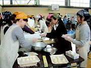つきたてのもちを丸めるお母さん