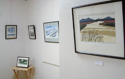 26日まで三条市・ノアハウスで開かれている木版画展「山とふるさとの風景」