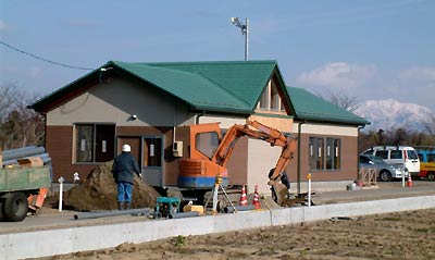 4月1日の利用開始に向けて建設が進む燕市河川公園の管理棟