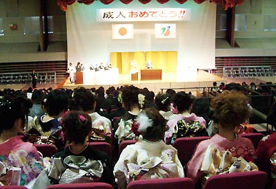 18日、初めて県央地域地場産業振興センターを会場に行われた平成18年度燕市成人式