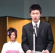 二十歳の決意を述べる半間さん(右)と梅津さん(左)
