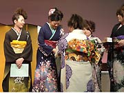盛り上がる抽選会