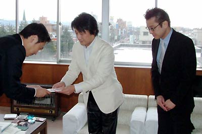 左から国定三条市長、(社)日本バーテンダー協会新潟地区本部三条支部の岡村支部長、田中事業部長