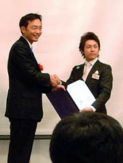 「がんばろって宣言」に調印して握手する国定市長(左)と馬場三条エコノミークラブ会長