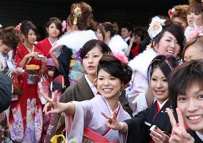 21日行われた平成18年度三条市成人式ではじける新成人の笑顔