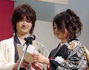 成人のことばを述べる石川さん(左)と山田さん(右)