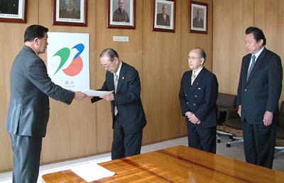 小林市長に報告書を手渡す酒井会長と長谷川副会長、星野副会長