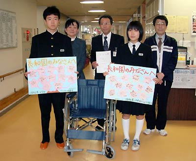 ベルマークで長和園に寄付した車いすを囲んで左から第一中の板垣ベルマーク委員長、金沢教諭、山田校長、田中前ベルマーク委員長、関長和園施設長