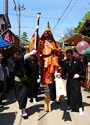 昨年の大名行列で八幡宮前の参道を進む天狗