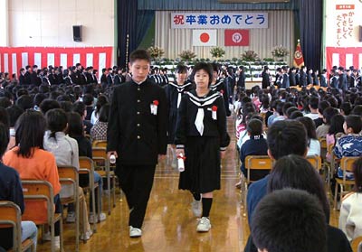 23日、三条市市立大崎小学校で行われた卒業式