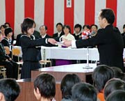 卒業生一人ひとりに卒業証書を手渡す中俣校長