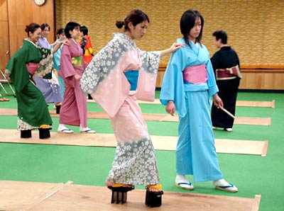 第66回分水おいらん道中に向けて24日夜、歩き方の練習をするおいらん役