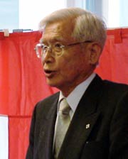 式辞を述べる社会福祉法人燕更生福祉会の岡田理事長