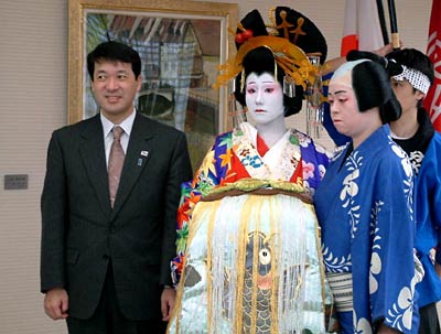 本番と同様の衣装とかつらをつけて泉田知事と並ぶおいらん役「染井吉野太夫」の菅家さん
