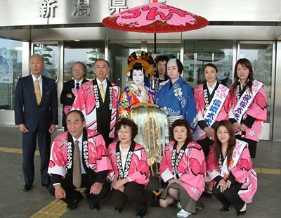 県庁正面玄関で記念撮影