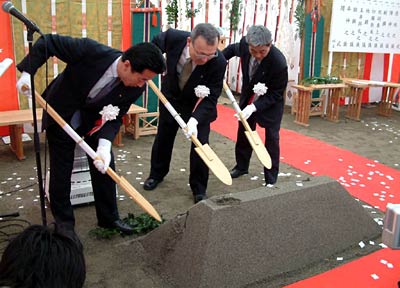 五十嵐川の災害復旧工事の本格化に伴って28日行われた安全祈願祭で地鎮の儀を行う五十嵐川災害復旧事業安全対策協議会