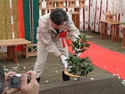 地鎮の儀を行う三原田新潟県五十嵐川改修事務所長