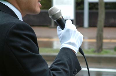 県議選告示日の30日、三条市選挙区で始まった立候補者の舌戦