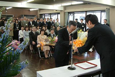 30日行われた三条市の平成18年度退職者辞令交付式
