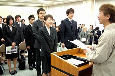 1日行われた医療法人社団しただと社会福祉法人しただの平成19年度入社式で新入職員に辞令を交付する北沢理事長