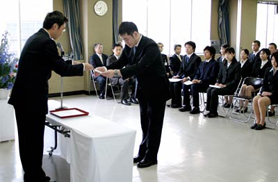 2日行われた三条市の新規採用職員辞令交付式(三条市役所提供)