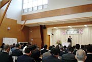 天井の高い遊戯室で行われた竣工式