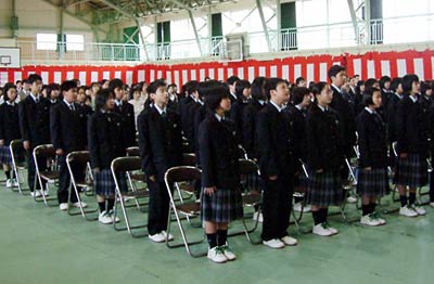 4日行われた県立燕中等教育学校の入学式