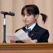 新入生代表で誓いの言葉を述べる村井さん