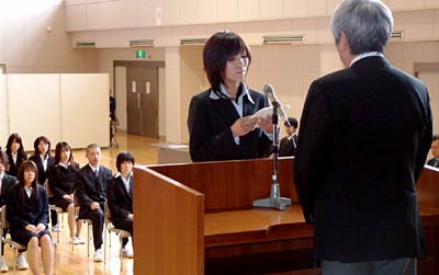 5日行われた三条市医師会准看護学院の第44期生入学式で新入生宣誓を行う関川さん