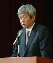 式辞を述べる草野学院長