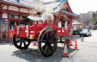 JR弥彦駅前にお目見えした湯かけまつりの湯曳き車