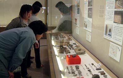 5月6日まで三条市歴史民俗産業資料館で開かれている遺跡発掘調査速報展2007キャプション